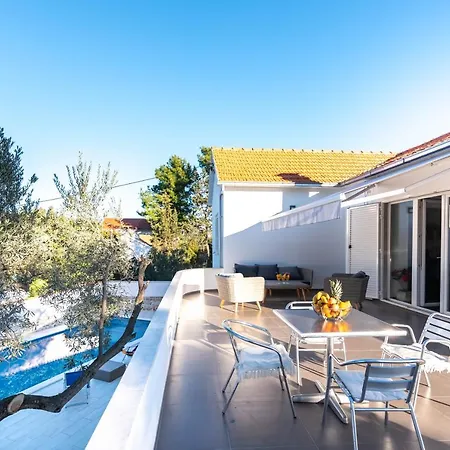 Amazing House W Pool And Big Sunny Terrace Close To Sea & Casa de Férias